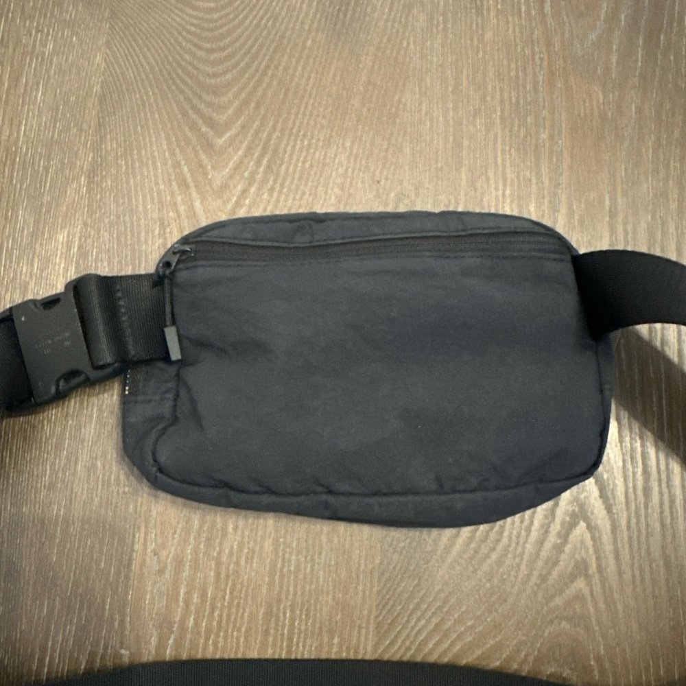Lululemon Everywhere Belt Bag Black Crossbody Adjustable Strap - Picture 7 of 9